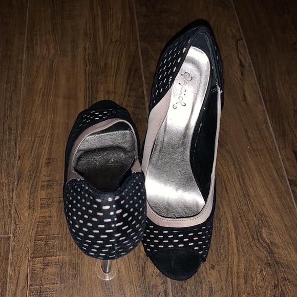 Classy black fishnet and nude heels - Picture 3 of 8